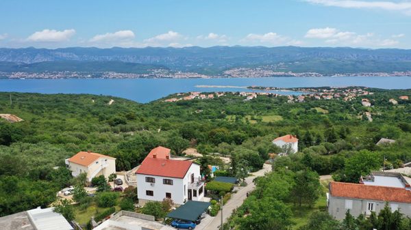 Elegantan apartman Navy s pogledom na more u mirnom selu na Krku