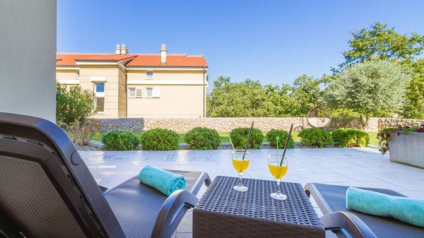 Stilvolle Ferienwohnung Mande 2 in der Villa am Meer auf Krk