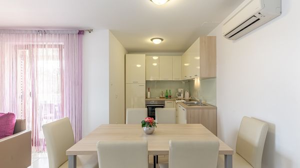 Prekrasan apartman Mike 1 u vili okruženoj zelenilom na Krku