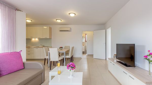 Prekrasan apartman Mike 1 u vili okruženoj zelenilom na Krku