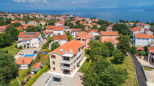 Moderan apartman Mike 2 pun svjetla u vili na Krku