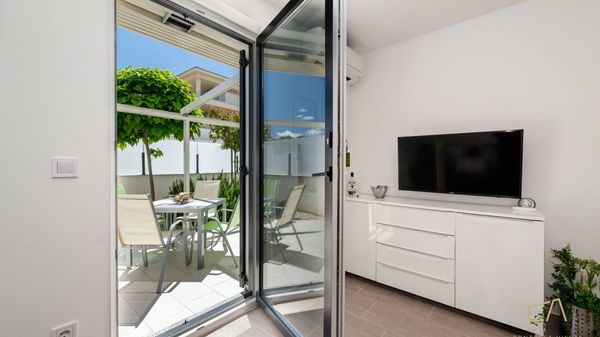 Beautiful Dana Apartment with a terrace on Krk