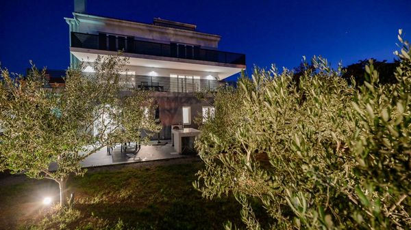 Modern apartment Lacrima 4 in villa with a pool on Krk