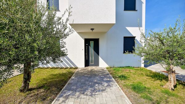 Modern Flori Apartment