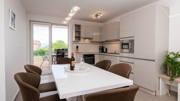 Elegante Luxus-Ferienwohnung Nika mit großer Terrasse auf Krk