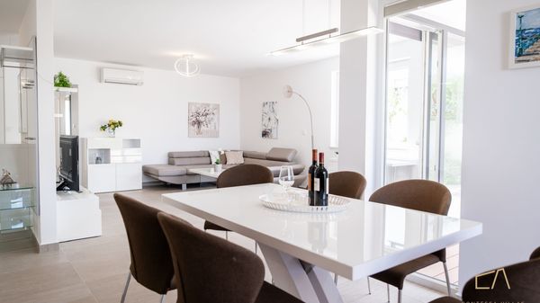 Elegante Luxus-Ferienwohnung Nika mit großer Terrasse auf Krk