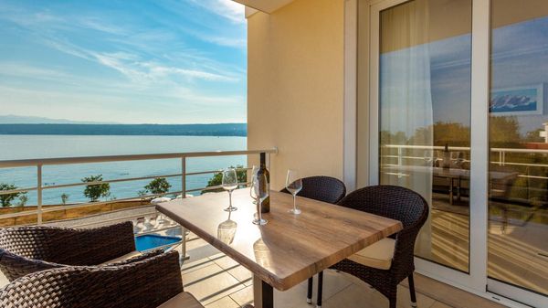 Luksuzni apartman Tunera 1 u vili uz plažu na Krku