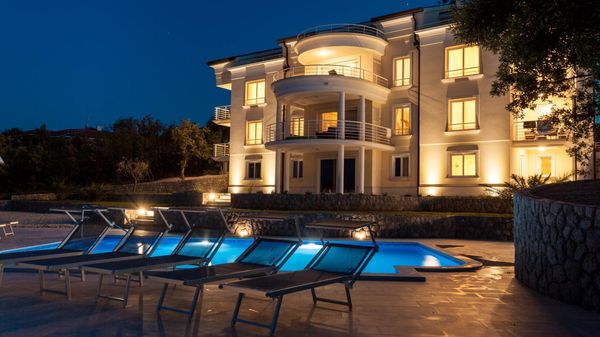 Luksuzni apartman Tunera 1 u vili uz plažu na Krku