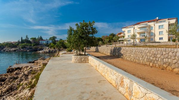Luksuzni apartman Tunera 1 u vili uz plažu na Krku