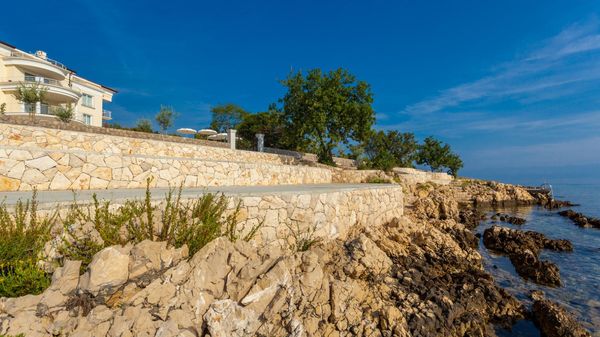Luksuzni apartman Tunera 1 u vili uz plažu na Krku