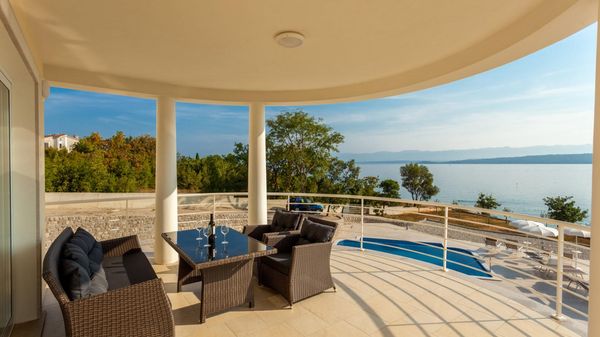 Elegant luxury apartment Tunera 2 in a villa with a pool on Krk
