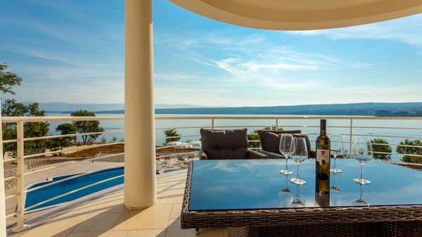 Elegant luxury apartment Tunera 2 in a villa with a pool on Krk