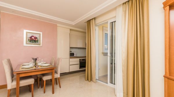 Luxus-Ferienwohnung Tunera 6 am Meer mit Pool auf Krk