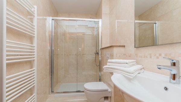 Luxus-Ferienwohnung Tunera 6 am Meer mit Pool auf Krk