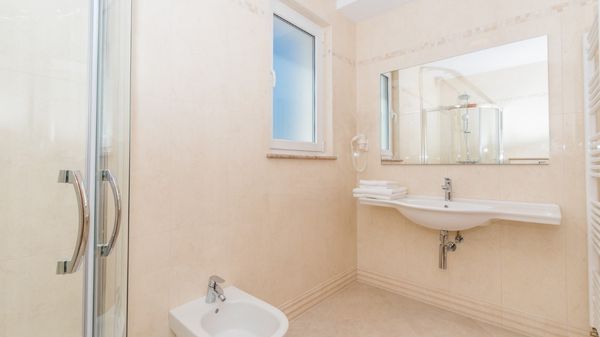 Luxus-Ferienwohnung Tunera 6 am Meer mit Pool auf Krk
