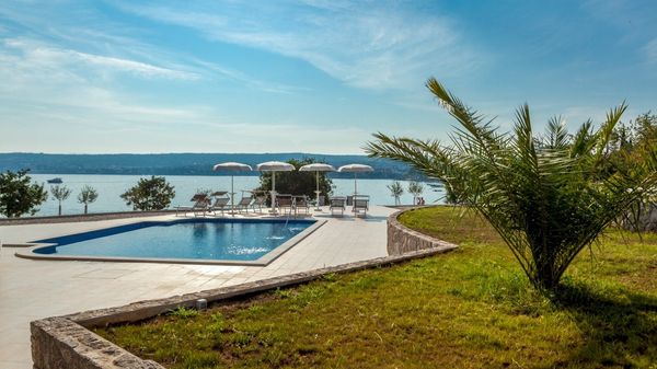 Luxus-Ferienwohnung Tunera 6 am Meer mit Pool auf Krk