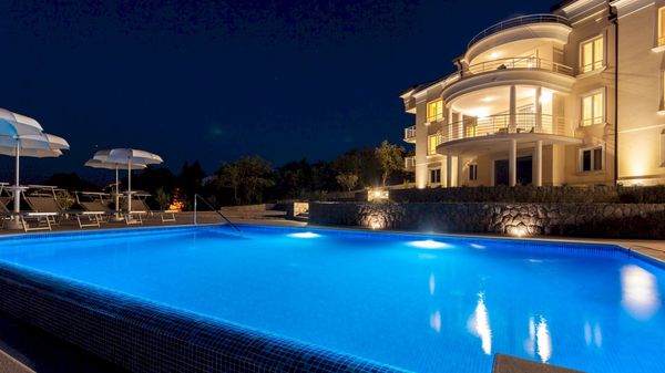 Luxus-Ferienwohnung Tunera 6 am Meer mit Pool auf Krk