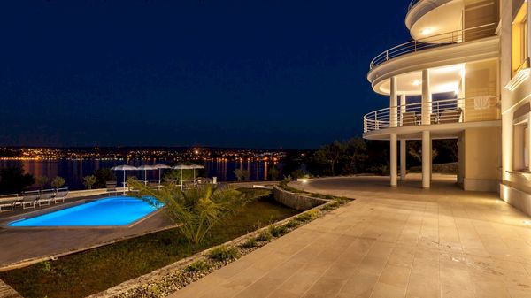 Luxus-Ferienwohnung Tunera 6 am Meer mit Pool auf Krk