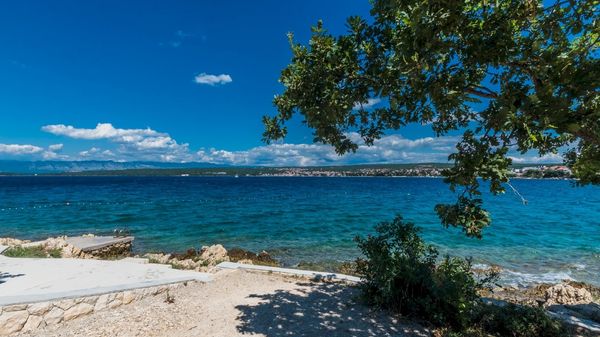 Luxus-Ferienwohnung Tunera 6 am Meer mit Pool auf Krk
