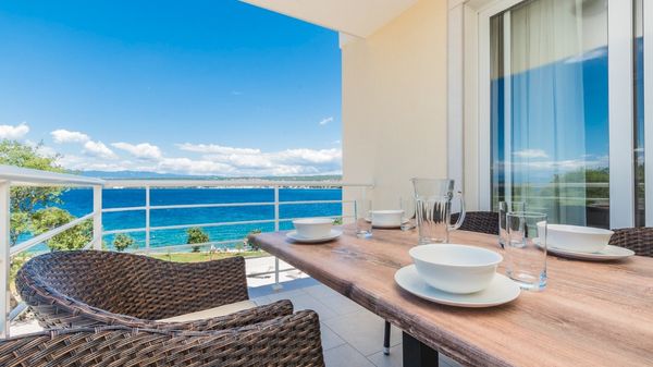 Luxus-Ferienwohnung Tunera 6 am Meer mit Pool auf Krk