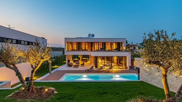 Vila #1 - Prekrasna dizajnerska vila u blizini Rovinja s privatnim bazenom i saunom