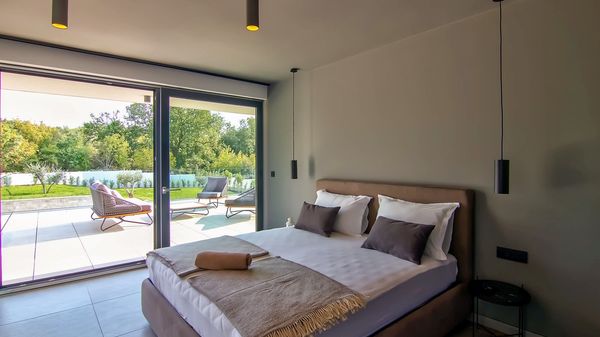 Vila #1 - Prekrasna dizajnerska vila u blizini Rovinja s privatnim bazenom i saunom