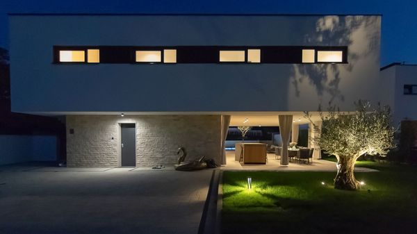 Vila #1 - Prekrasna dizajnerska vila u blizini Rovinja s privatnim bazenom i saunom