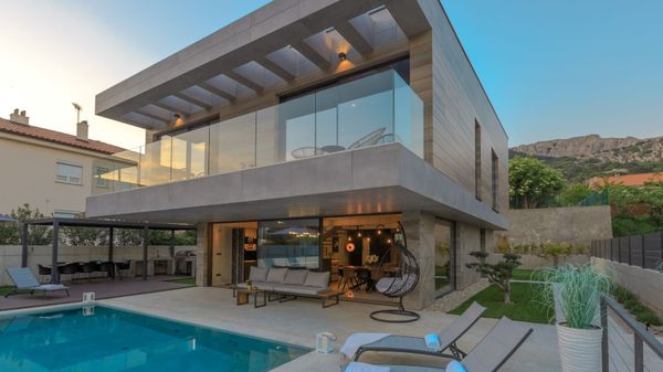 Stilvolle Villa Besca mit beheiztem Infinity-Pool