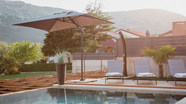 Stilvolle Villa Besca mit beheiztem Infinity-Pool