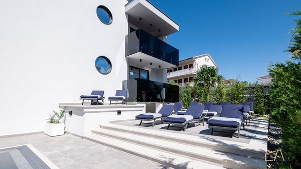 Moderan studio apartman S4 s pogledom na bazen u Villi Curiera na Krku