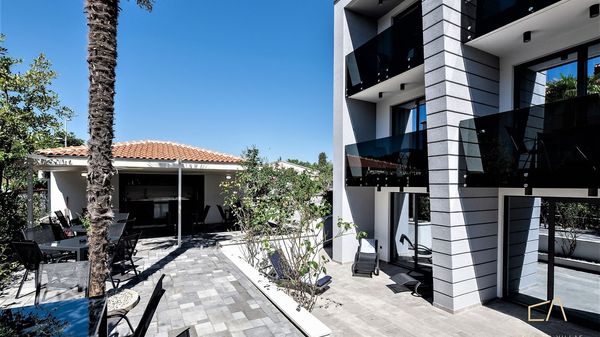 Moderan studio apartman S4 s pogledom na bazen u Villi Curiera na Krku