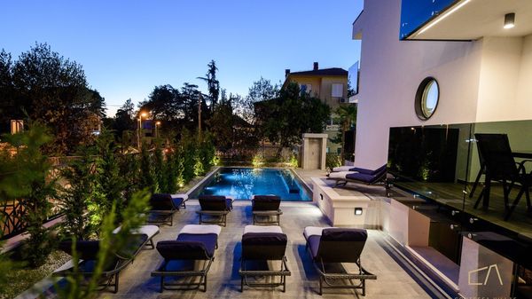 Elegantan studio apartman S7 s pogledom na bazen u Villi Curiera na Krku