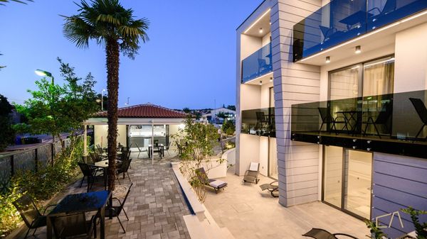 Elegantan studio apartman S7 s pogledom na bazen u Villi Curiera na Krku