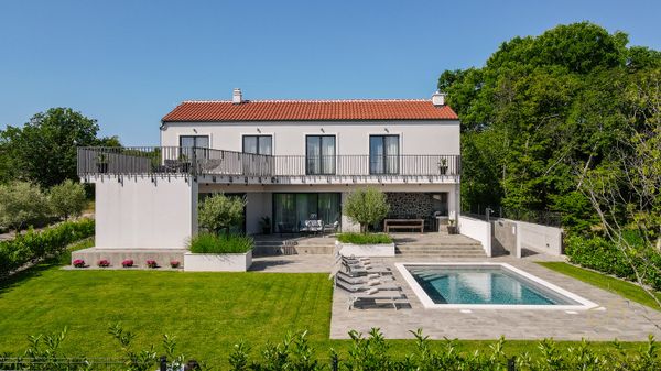 Moderna Villa Figa I s vanjskim bazenom i saunom na Krku