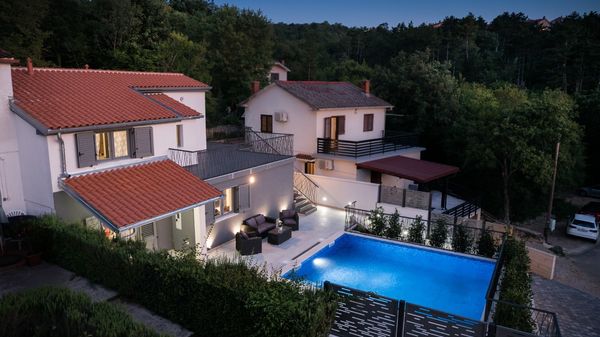 Moderne Villa Future mit beheizt Außenpool im ruhigen Dorf auf Krk