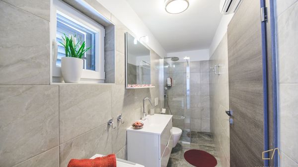 Moderne Villa Future mit beheizt Außenpool im ruhigen Dorf auf Krk