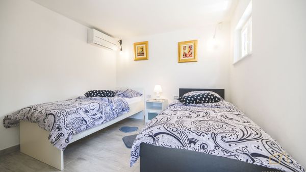 Moderne Villa Future mit beheizt Außenpool im ruhigen Dorf auf Krk