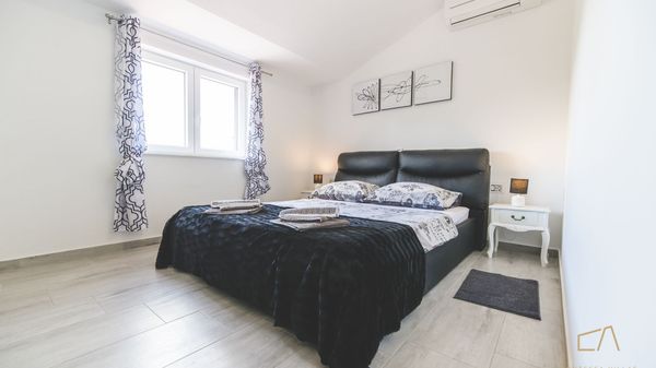 Moderne Villa Future mit beheizt Außenpool im ruhigen Dorf auf Krk