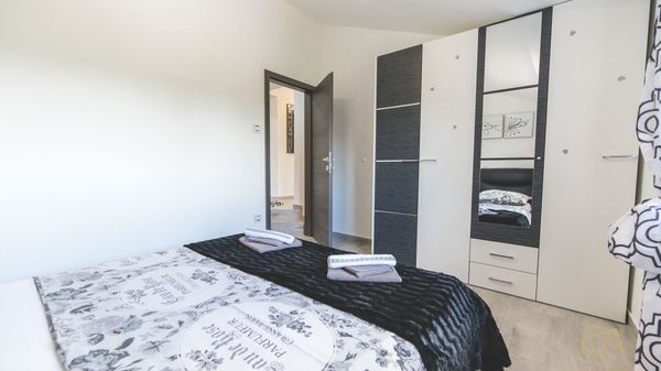 Moderne Villa Future mit beheizt Außenpool im ruhigen Dorf auf Krk