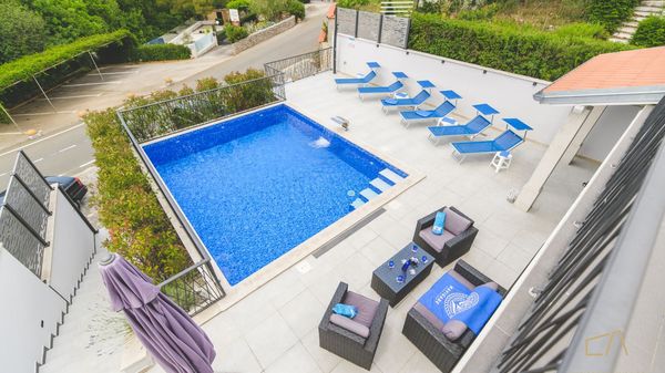 Moderne Villa Future mit beheizt Außenpool im ruhigen Dorf auf Krk
