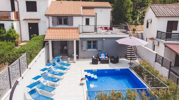 Moderne Villa Future mit beheizt Außenpool im ruhigen Dorf auf Krk