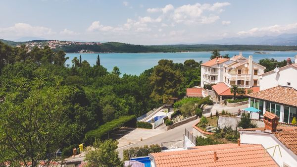 Moderne Villa Future mit beheizt Außenpool im ruhigen Dorf auf Krk