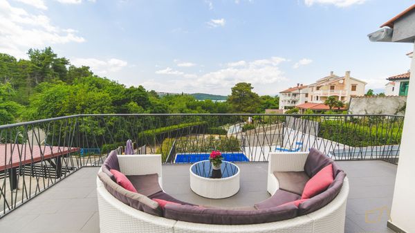 Moderne Villa Future mit beheizt Außenpool im ruhigen Dorf auf Krk