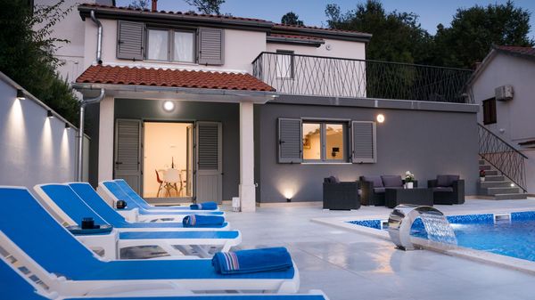 Moderne Villa Future mit beheizt Außenpool im ruhigen Dorf auf Krk