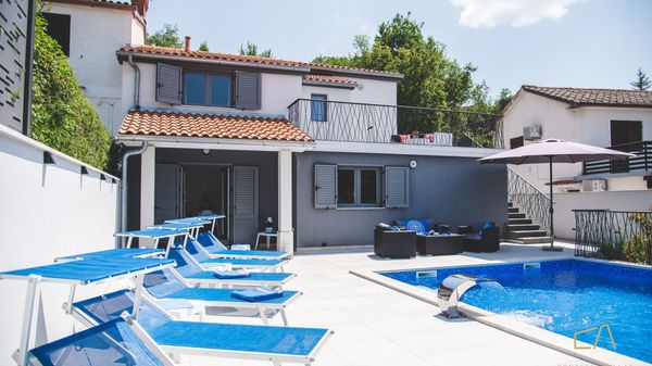 Moderne Villa Future mit beheizt Außenpool im ruhigen Dorf auf Krk