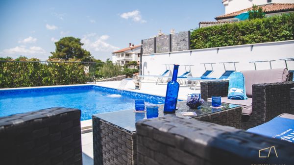 Moderne Villa Future mit beheizt Außenpool im ruhigen Dorf auf Krk