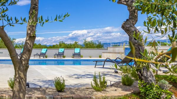 Villa Jele s bazenom i konobom u mirnom okruženju na Krku