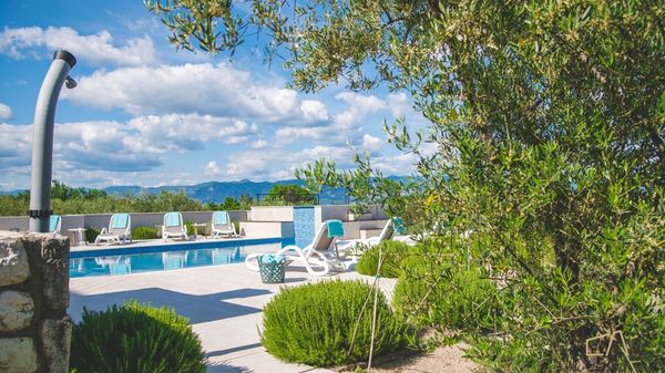 Villa Jele s bazenom i konobom u mirnom okruženju na Krku