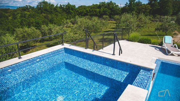Villa Jele s bazenom i konobom u mirnom okruženju na Krku