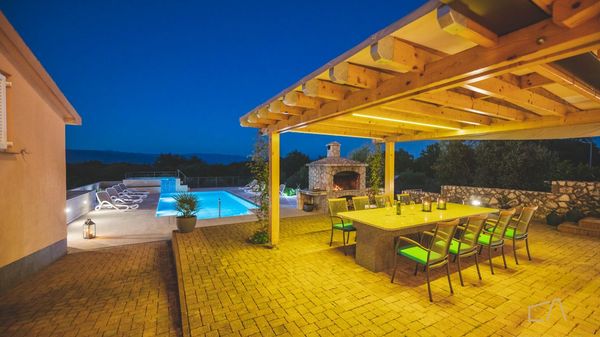 Villa Jele s bazenom i konobom u mirnom okruženju na Krku